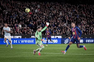 三球横扫，一夜登顶，巴萨逆袭，西甲榜首又换人，皇马仅差1分