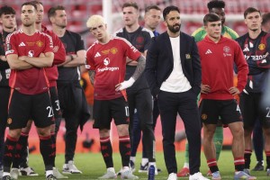 曼联亚洲行捞金却遭“偷家”，中场核心被挖角，转会费1.18亿欧元