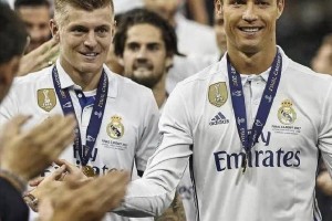 巨星退役仍发声！克罗斯谈中场价值与媒体压力，引发足坛思考